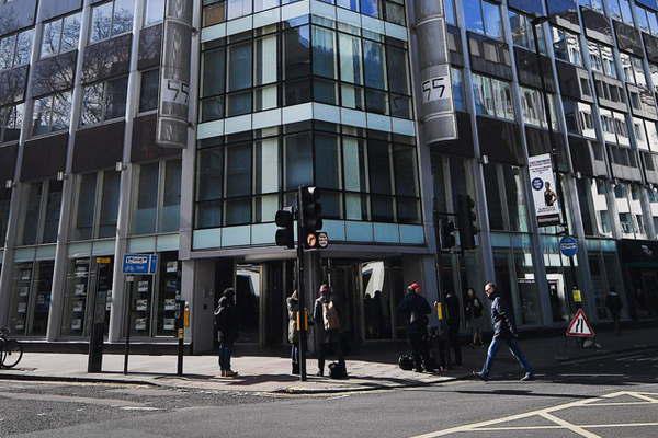 Evacuan la sede de Cambridge Analytica por un paquete sospechoso