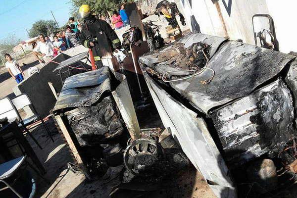 Asisten a una familia  que sufrioacute graves peacuterdidas en un incendio