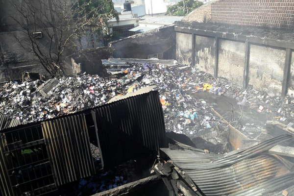 Un elemento que cae habriacutea generado el incendio en Basbuacutes