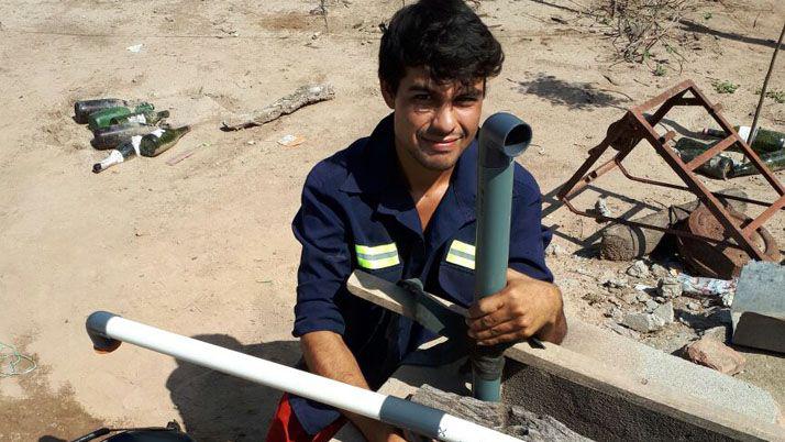 Capacitan e instalan bomba de eacutembolo para depoacutesitos de agua