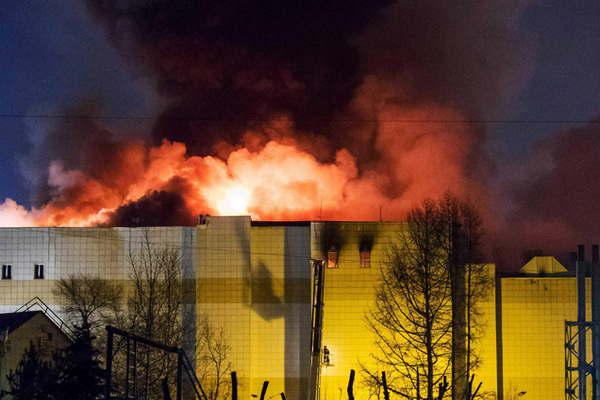 Un incendio en un centro comercial provocoacute 64 muertos