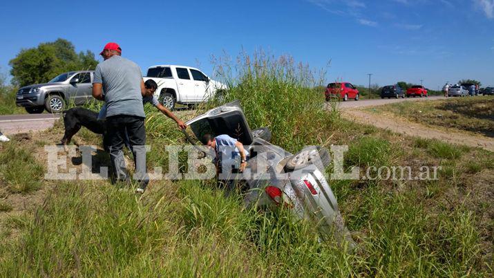 Tres bandentildeos se salvaron de milagro tras choque y vuelco