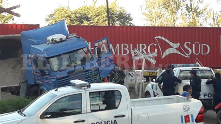 Un camionero se salvoacute de milagro tras ser arrollado por un tren