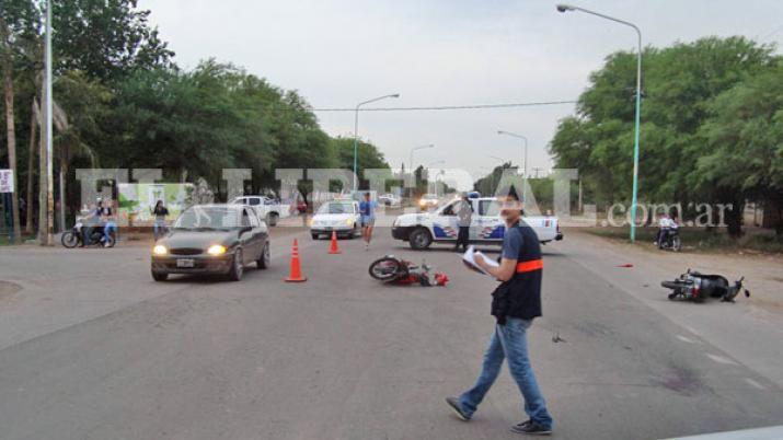 Violento choque entre motos dejó una joven en grave estado