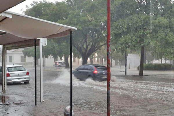 Intensas lluvias en varias ciudades como Friacuteas Las Termas y Ojo de Agua