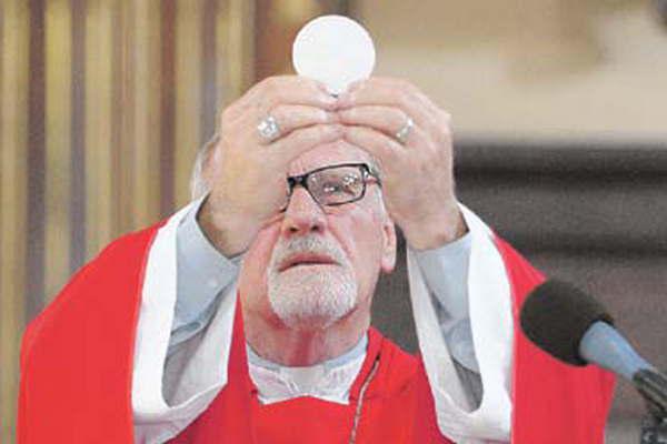 Monsentildeor Bokalic celebraraacute la misa en la gran fiesta del Sentildeor de La Misericordia