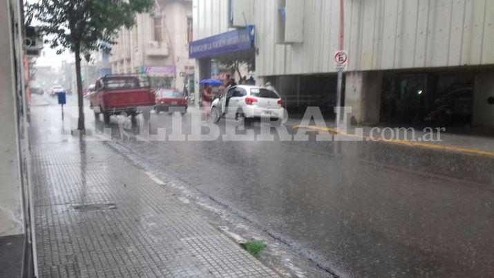 Una lluvia torrencial cae sobre la Madre de Ciudades