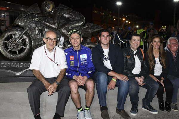 Valentino Rossi tiene su escultura en el autoacutedromo 