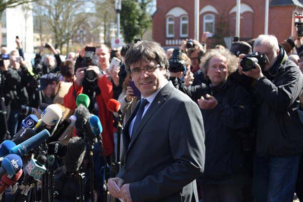 Puigdemont salioacute de la caacutercel en Alemania y reclamoacute diaacutelogo a Espantildea 