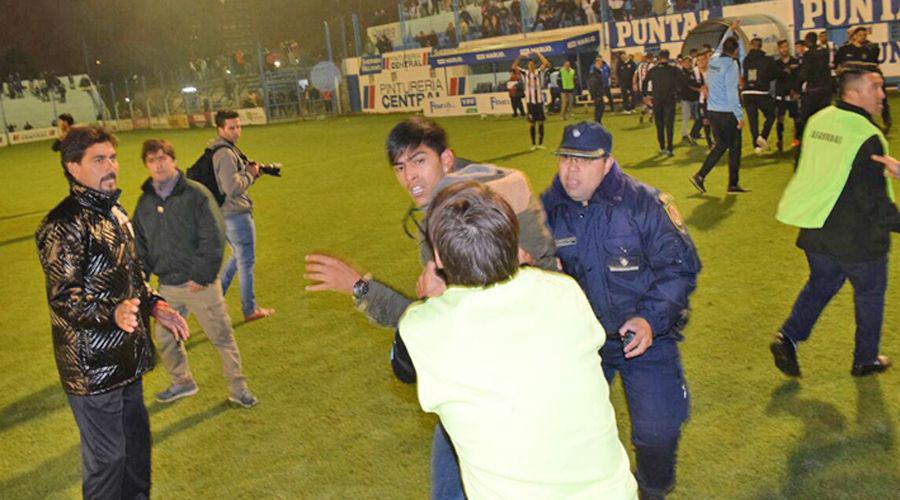 VIDEO  Imaacutegenes de la agresioacuten a los jugadores de Central Coacuterdoba