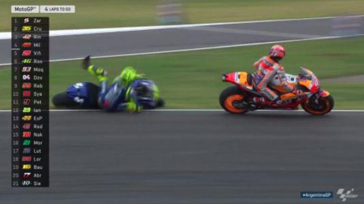 MotoGP para el infarto- Maacuterquez chocoacute a Valentino y lo hizo caer