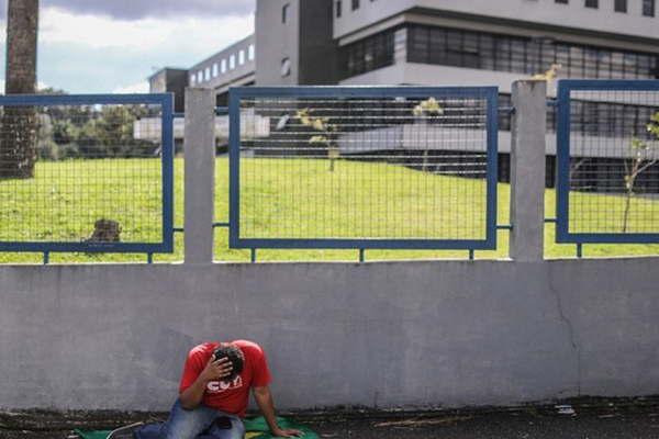 El ex mandatario permanece detenido en celda sin rejas aislada y con bantildeo privado 