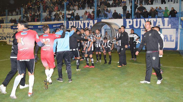 Video- asiacute se plantoacute el arquero de Central ante los agresores en Coacuterdoba