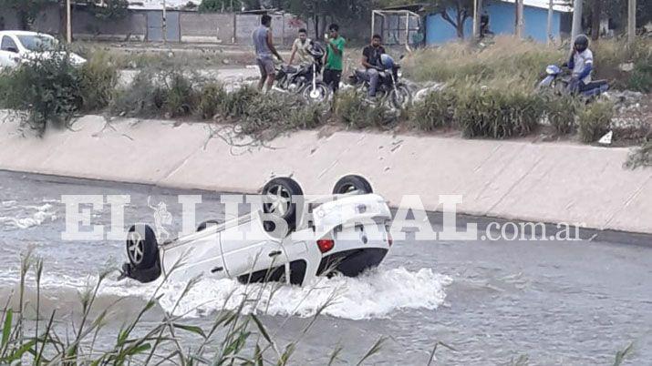 VIDEO  Conductor perdioacute el control del auto y cayoacute al Canal Revestido