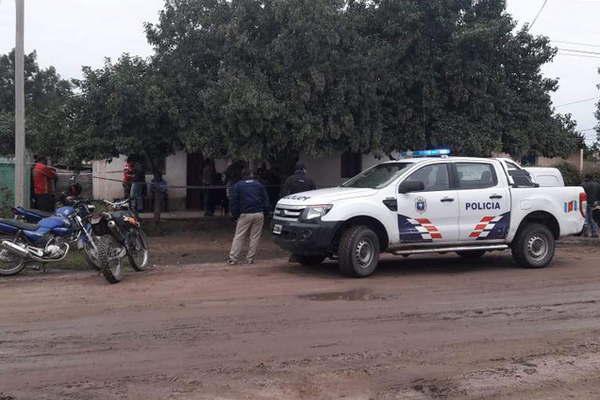 Encuentran a un hombre ahorcado en el patio de su vivienda