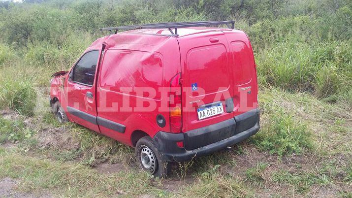 Dos joacutevenes lesionados por el vuelco de un utilitario