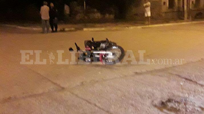 Un motociclista chocoacute de frente una camioneta y terminoacute en el hospital