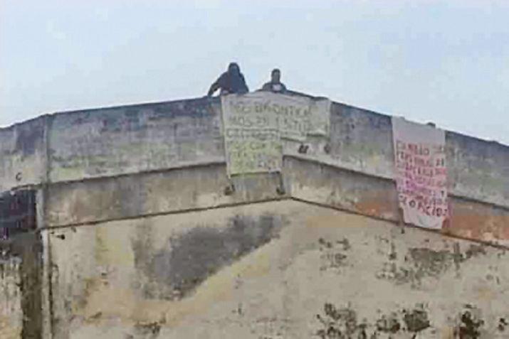 ESTAMPA Los dos reclusos fueron fotografiados en los techos de la penitenciaría  