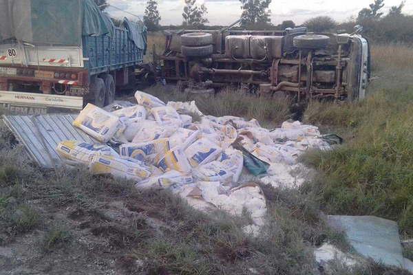 Choferes se salvan de milagro en choque de camiones en la ruta 157