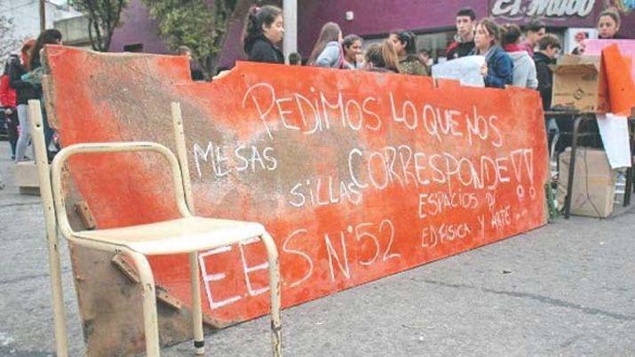 Alumnos protestaron por falta de mesas y sillas en Mar del Plata