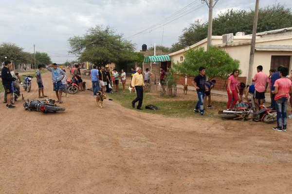 Choque entre dos motocicletas arrojoacute  dos heridos graves