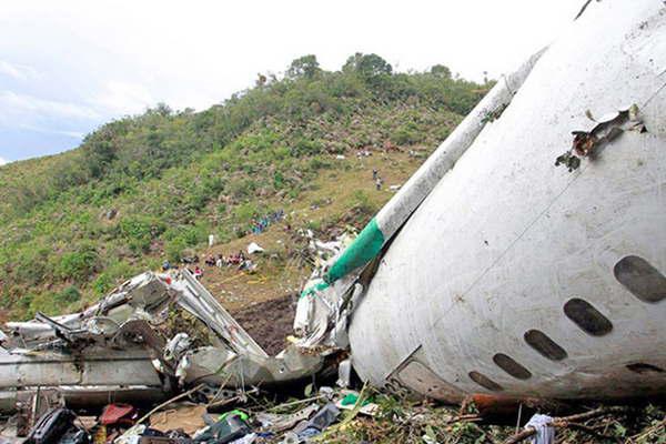 El avioacuten que llevoacute al Chapecoense cayoacute por falta de combustible