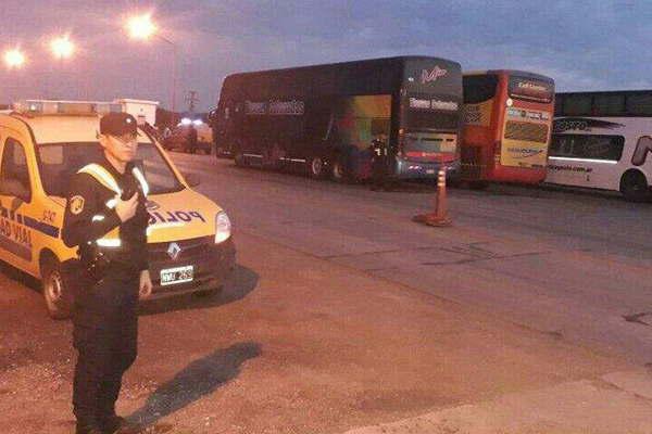 Interceptan 3 colectivos y secuestran mercaderiacutea por maacutes de 5 millones