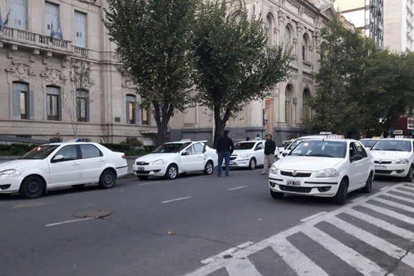 Un delincuente le pegoacute un balazo en la cabeza a un taxista durante un asalto