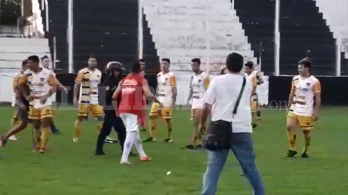 VIDEO  Asiacute fueron los incidentes en la cancha de Central Coacuterdoba