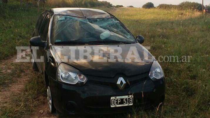 Se distrajo en la ruta y volcó con su auto