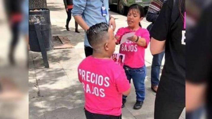 Poleacutemica por una campantildea con enanos para promocionar precios bajos