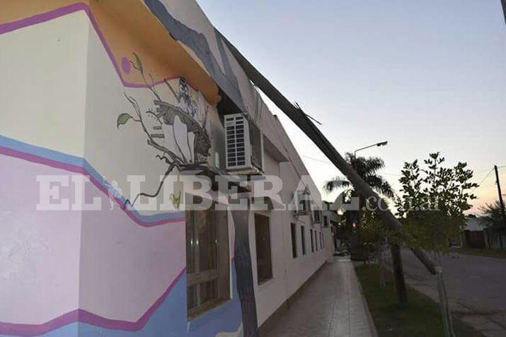 El camión destruyó un poste que cayó en la vereda cuando salían alumnos de una escuela