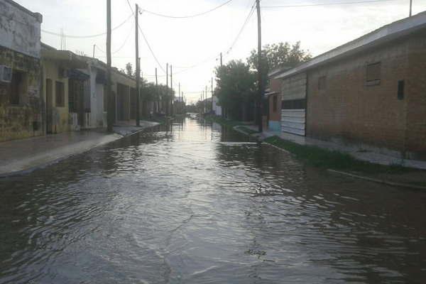 Volvioacute a llover en el sudeste y Defensa Civil asistioacute a familias de Las Gamas 