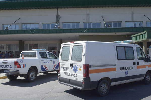 Perdioacute el control de su auto y terminoacute en el patio de una vivienda