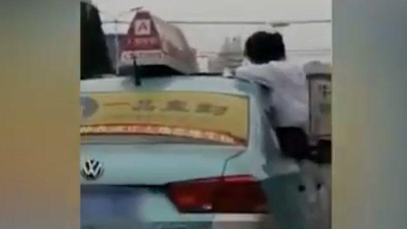 Viral- Terminoacute su tarea escolar en el techo de un taxi en movimiento