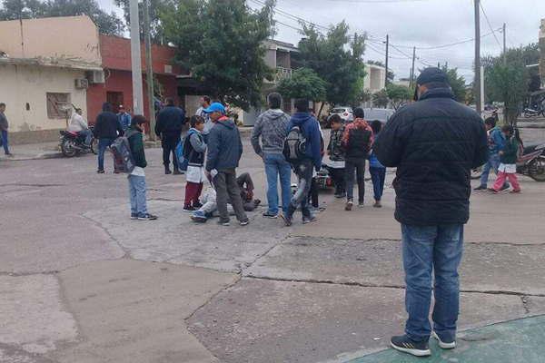 Motociclista terminoacute herido a raiacutez de un violento encontronazo con un automoacutevil en Antildeatuya