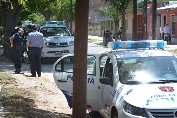 Amenazoacute con cuchillo a una oficial cuando fue a detenerla 