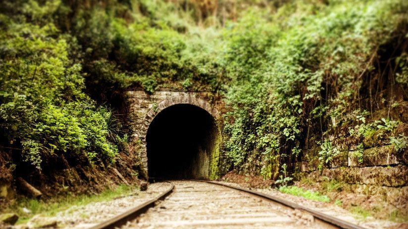 Dramaacutetico- Dos ciclistas evitar ser arrollados por un tren en un tuacutenel