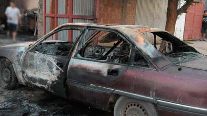 Un auto se incendioacute por completo al sur de la ciudad