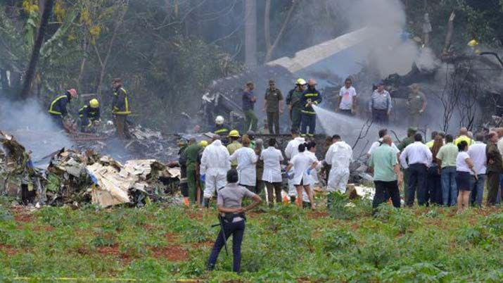 Las tres hipoacutetesis de la caiacuteda del avioacuten por la que murieron 107 personas