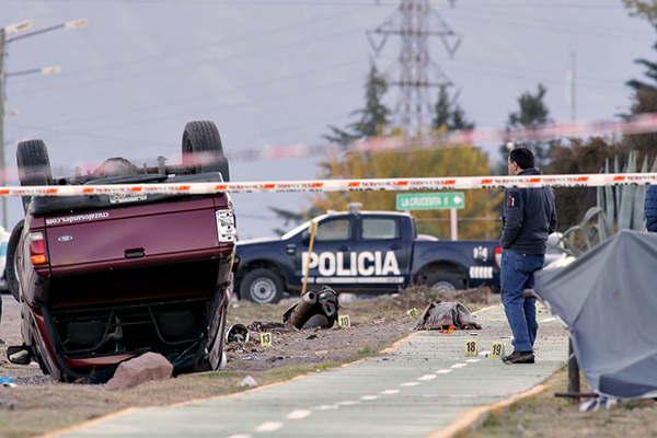 Acuchilloacute a su pareja embarazada  y arrolloacute y matoacute a dos policiacuteas