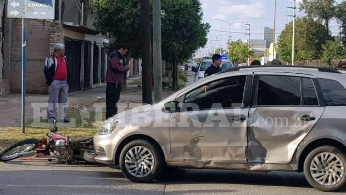 La moto impactó en uno de los laterales del auto