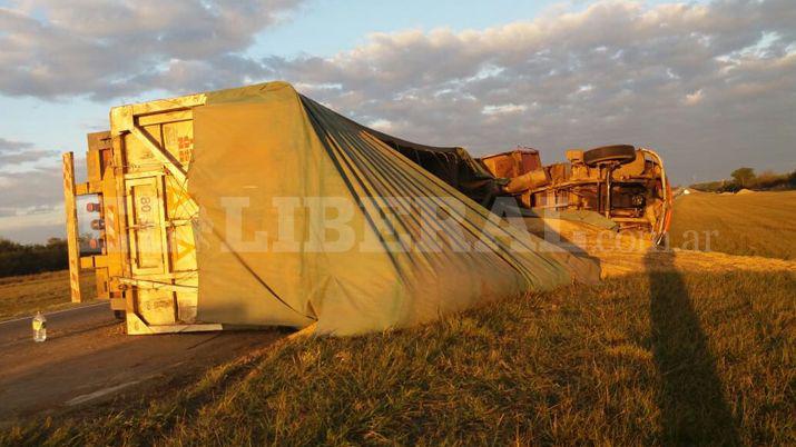 Pudo ser una tragedia- volcoacute un camioacuten cargado con soja sobre la Ruta 9