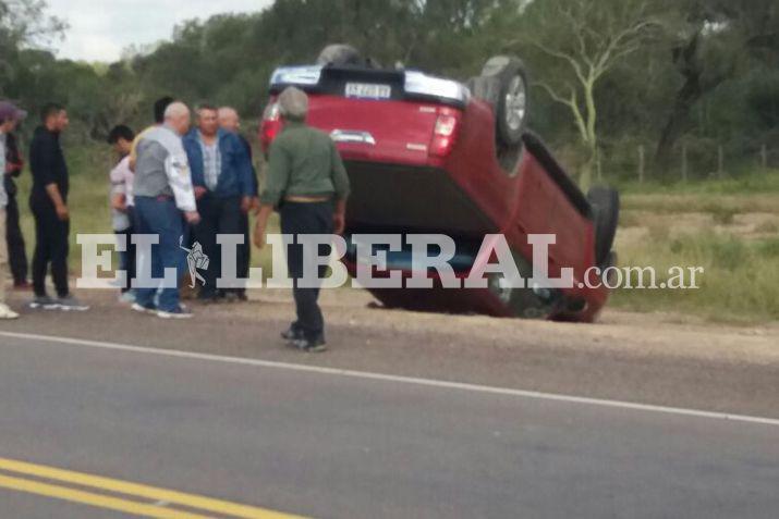 El vuelco de la camioneta se produjo a la altura de una las curvas cercanas a la ciudad de Sumampa