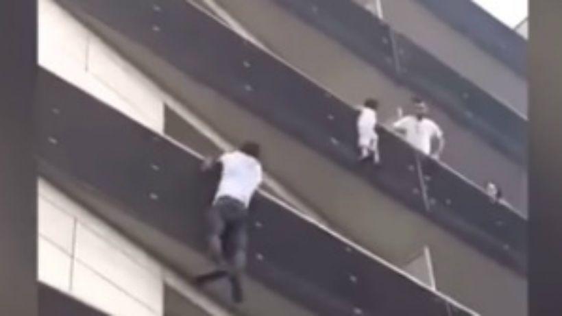 El Spiderman africano- Escala hasta un cuarto piso para rescatar a un nintildeo