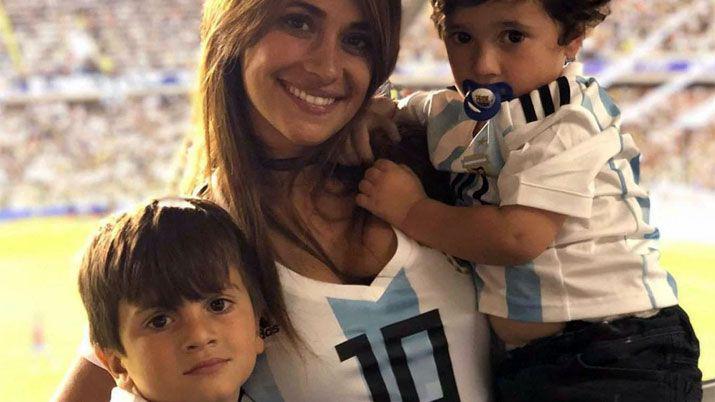 Video  Asiacute alentaron los hijos de Messi durante el hat-trick con Argentina