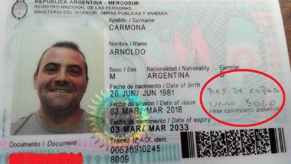 La insoacutelita firma en el DNI de un fanaacutetico de Independiente