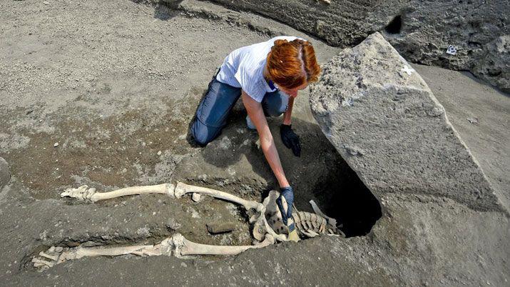 Descubren esqueleto de viacutectima de erupcioacuten que sepultoacute a Pompeya