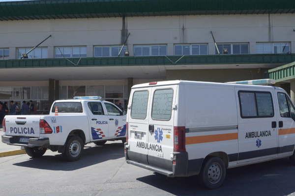 Mujer en moto chocoacute con camioacuten estacionado 