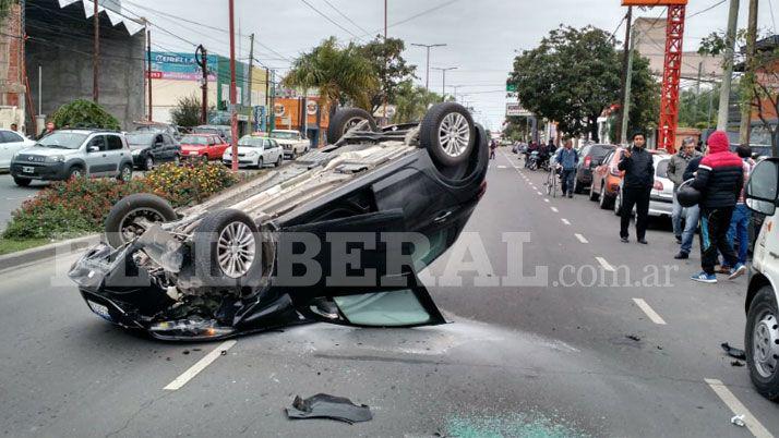 Perdioacute el control de su automoacutevil chocoacute otro estacionado y volcoacute